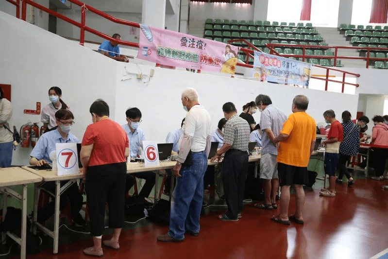 嘉義市因應新冠疫情設立大型疫苗接種站,超過千人踴躍登記施打