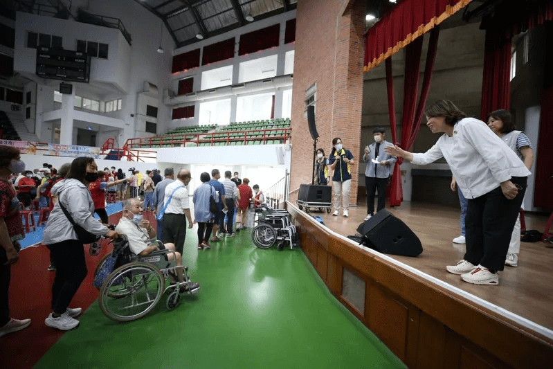 嘉義市因應新冠疫情設立大型疫苗接種站,超過千人踴躍登記施打