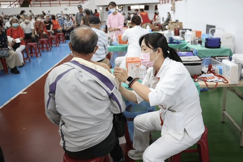 嘉義市因應新冠疫情設立大型疫苗接種站,超過千人踴躍登記施打