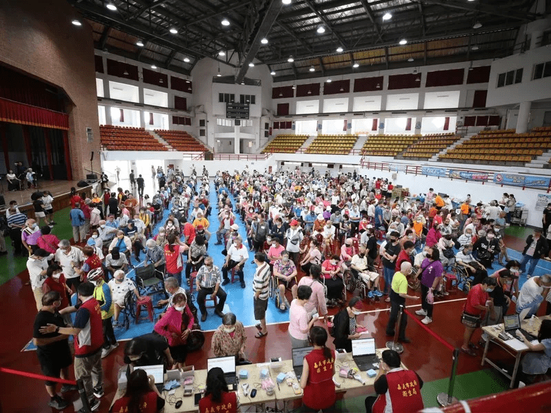 嘉義市因應新冠疫情設立大型疫苗接種站,超過千人踴躍登記施打