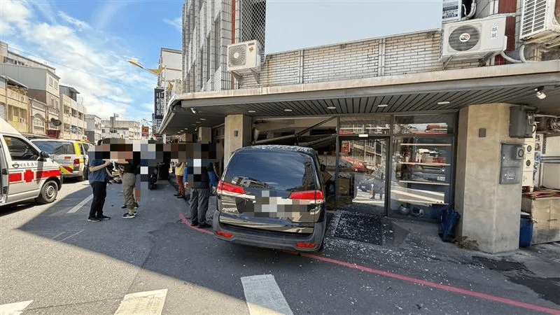 早餐時段驚魂!休旅車闖紅燈直撞店家 母女慘受傷、13人傷勢曝光