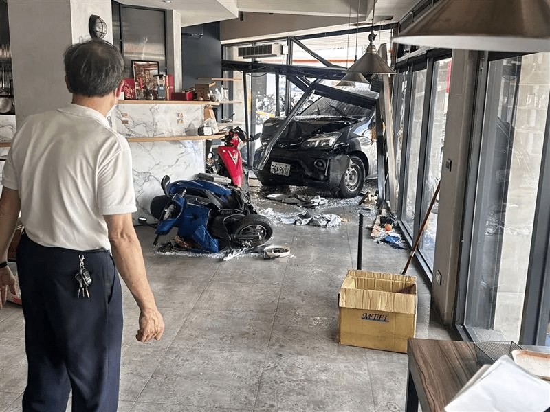 早餐時段驚魂!休旅車闖紅燈直撞店家 母女慘受傷、13人傷勢曝光