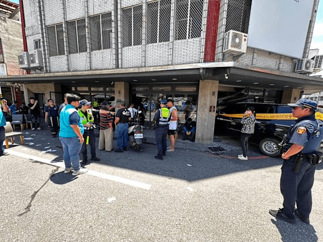 早餐時段驚魂!休旅車闖紅燈直撞店家 母女慘受傷、13人傷勢曝光