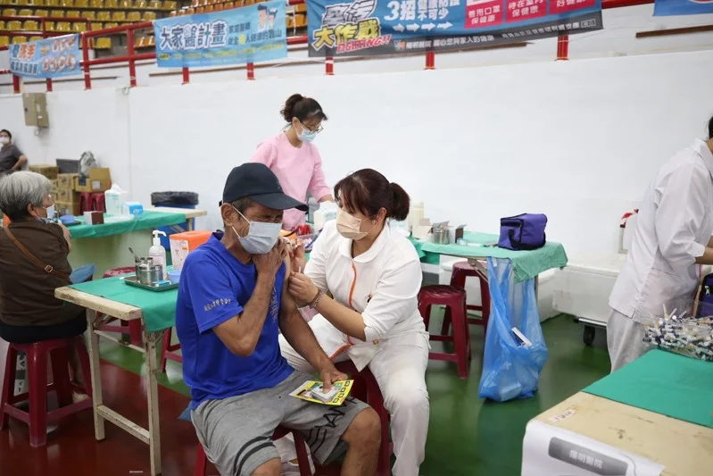 嘉義市因應新冠疫情設立大型疫苗接種站,超過千人踴躍登記施打