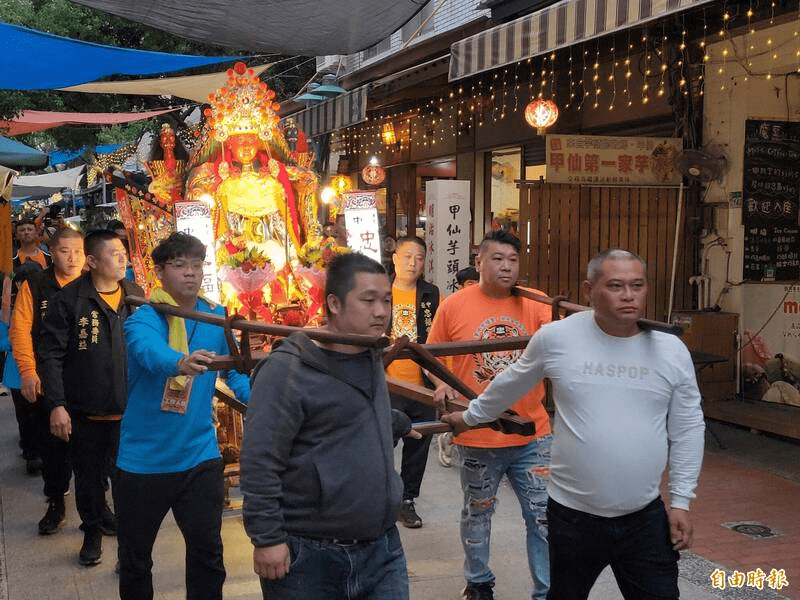 台中忠福堂廣澤尊王遶境台南 戴重達1公斤金牌霸氣登場 200信眾護駕迎天師
