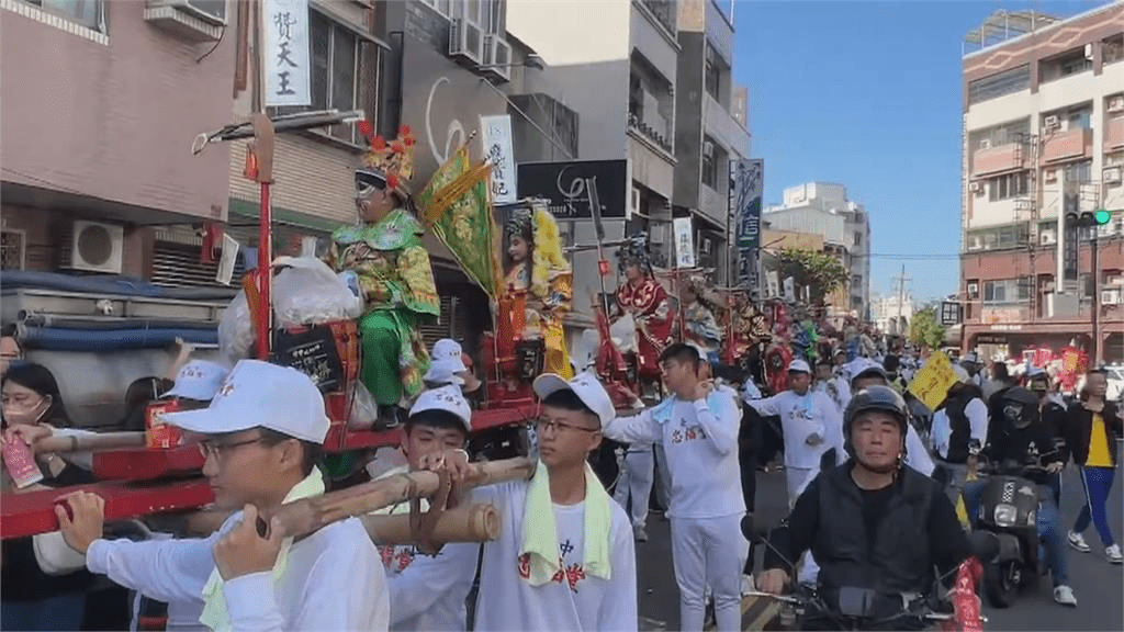 台中忠福堂廣澤尊王遶境台南 戴重達1公斤金牌霸氣登場 200信眾護駕迎天師